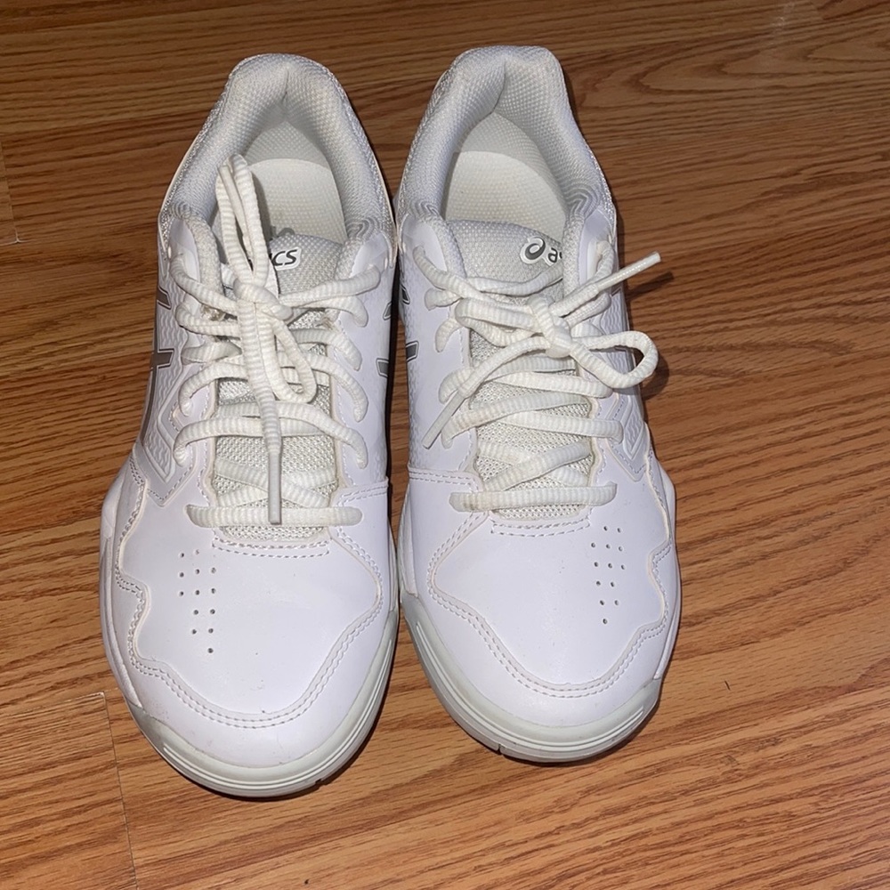 Brand new aasics sneakers sz 6